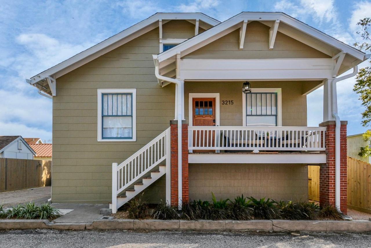 Coastal Craftsman- Walk To Beach & Pleasure Pier- As Seen On 'Restoring Galveston' Экстерьер фото